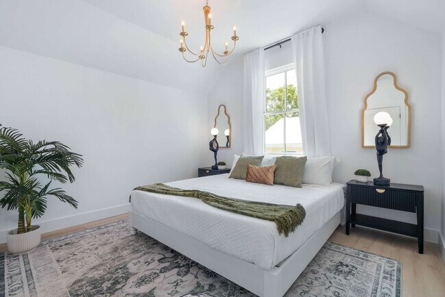 Building Photo - 30 W Castillo Dr