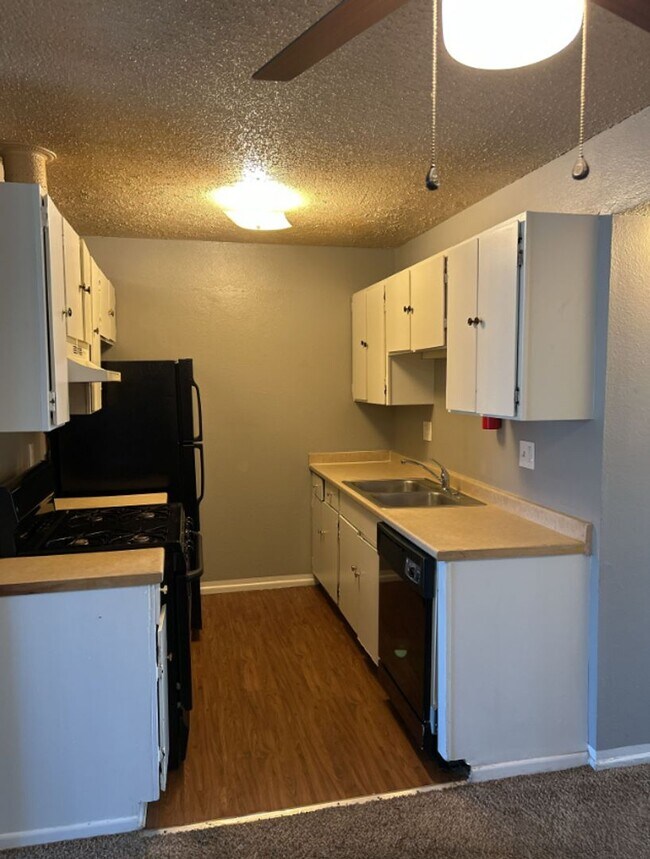 Building Photo - 2 Bedroom 1 Bathroom Apartment in Aurora