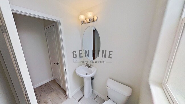 Building Photo - 3Bd 2.5Ba Townhouse w/Rooftop Deck