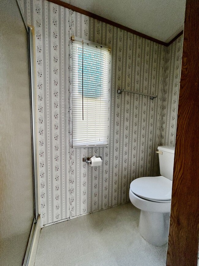 Building Photo - Available Now! 3 Bedroom 2 bath unit