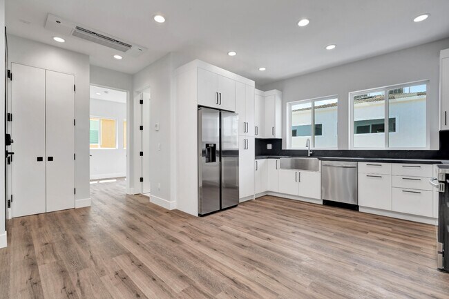 Building Photo - Elegant 2BR / 2BA in Prime North Hollywood