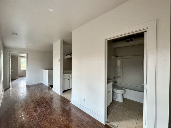 Building Photo - 2233 Victor St