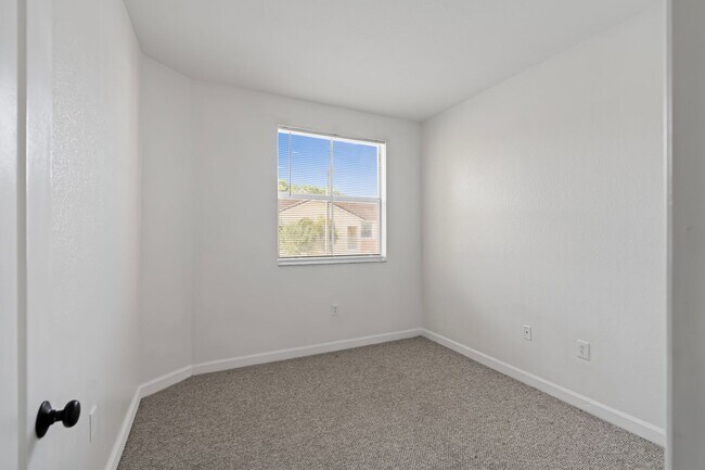 Building Photo - 2-bath condo on the 2nd floor with a newly...