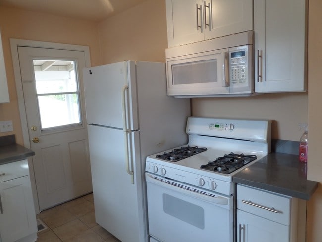 Building Photo - Super Cute & Renovated 3-Bedroom Cottage i...