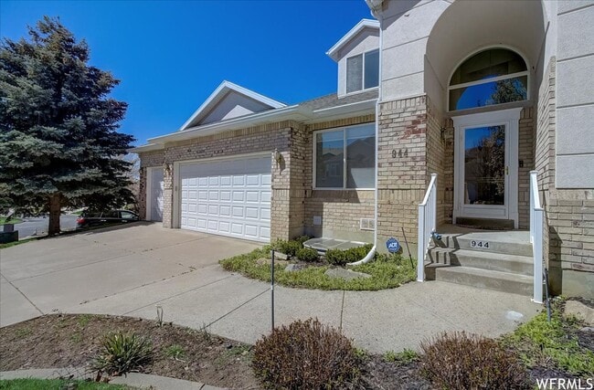 Building Photo - Large 6 Bedroom Home, 3 Car Garage, Gorgeo...