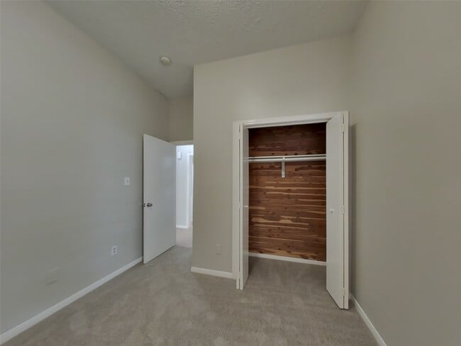 Building Photo - 6615 Laurel Glen Dr