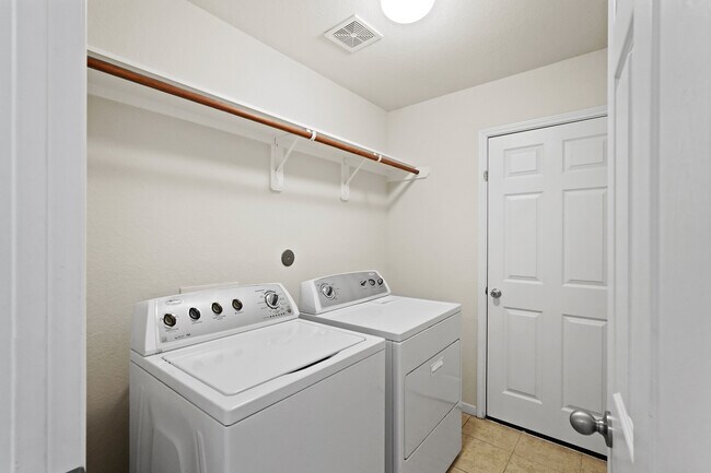 Building Photo - 1102 Honeysuckle Vine Dr