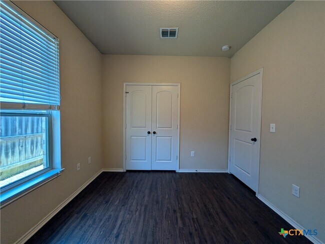 Building Photo - 660 Creekside Cir