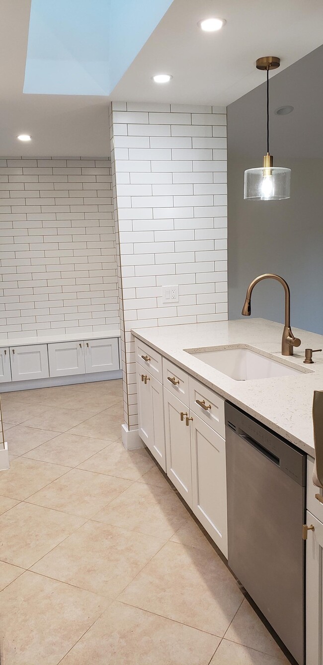 Building Photo - 541 NE 47th St