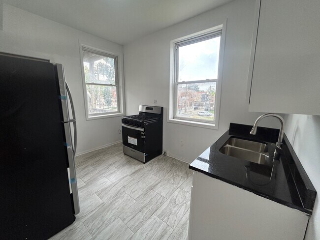 Building Photo - 704 W Garfield Blvd