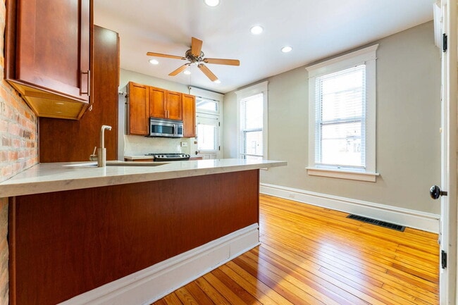 Building Photo - 557 S 6th St