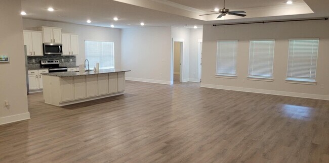 Building Photo - Spacious 4-Bedroom Home in Desirable Beula...