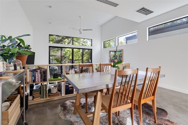 Building Photo - 2709 E 14th St