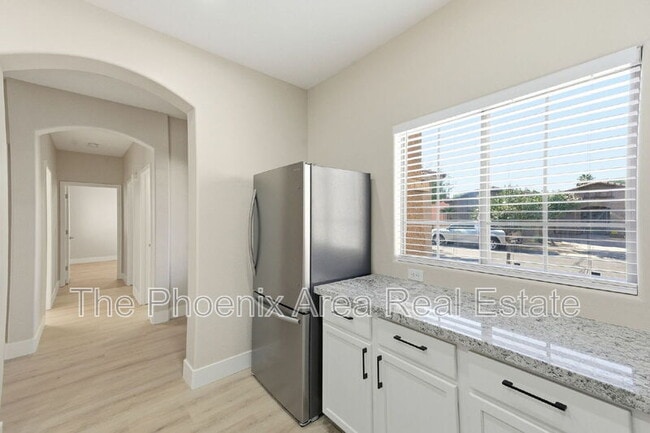 Building Photo - 554 E San Carlos Way