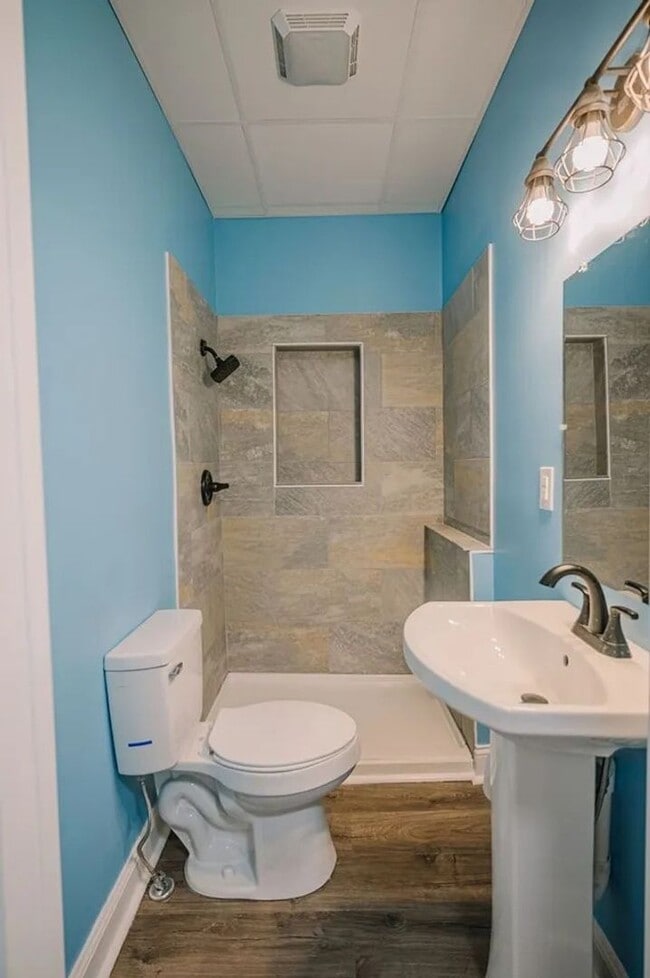 Building Photo - Newly Renovated & Spacious 4bed/2bath