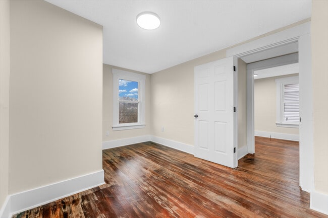 Building Photo - 911 Montrose Ave