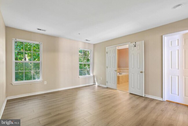 Building Photo - 7721 Valley Oak Dr