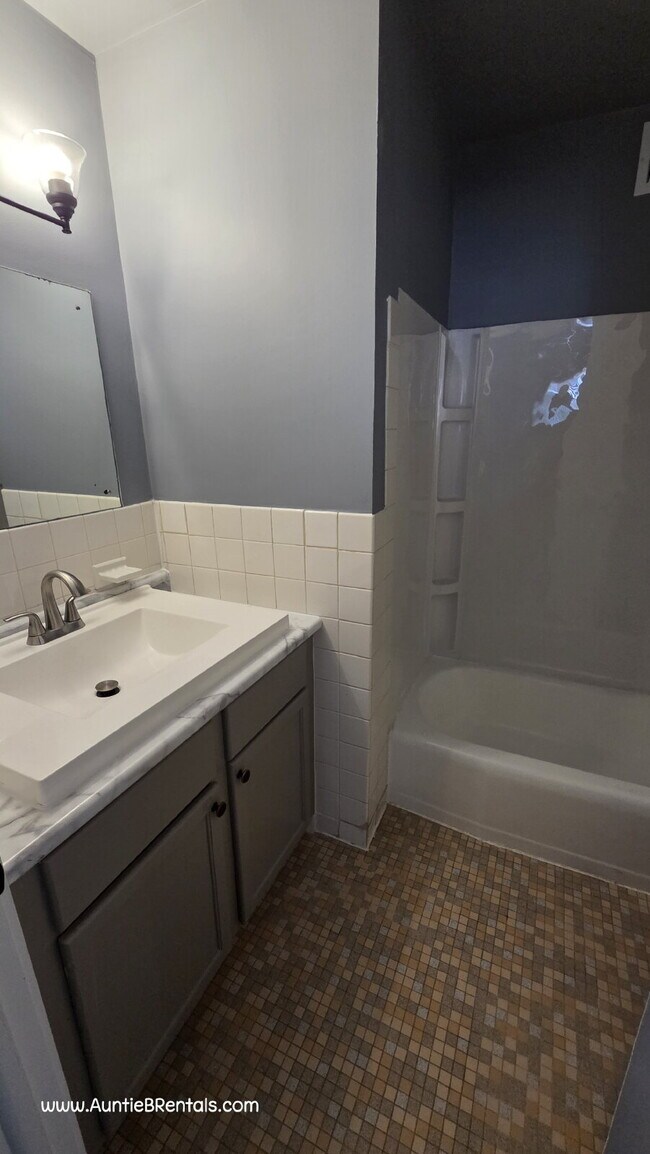 Building Photo - UPDATED 2 Bedroom 1 Bath with an office  Columbia Heights