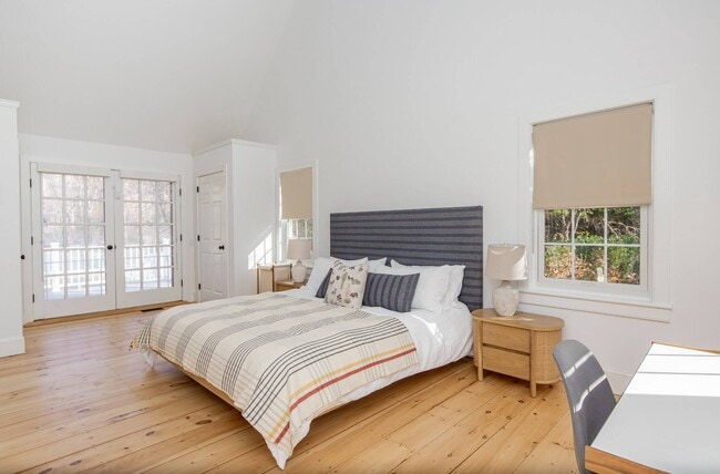 Building Photo - 212 Meadows W