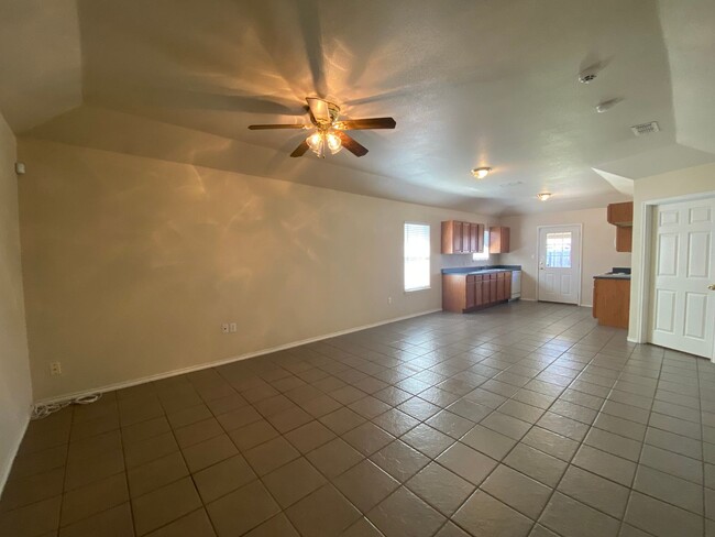 Building Photo - 2/2/1 One Story Duplex / Ceramic tile/ No ...