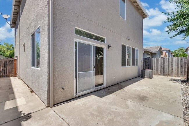 Building Photo - Beautiful 3 bed 2.5 bath in Natomas!