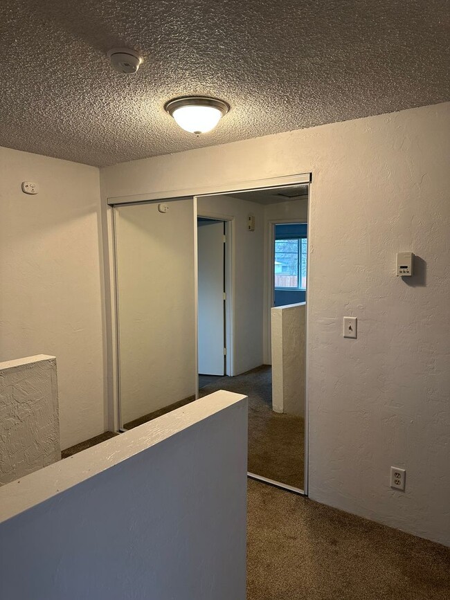 Building Photo - Large 3 bedroom 1 1/2 bathroom duplex with...