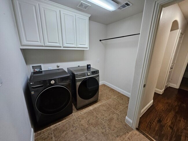 Building Photo - Charming 4 beds 3 baths in Argyle!