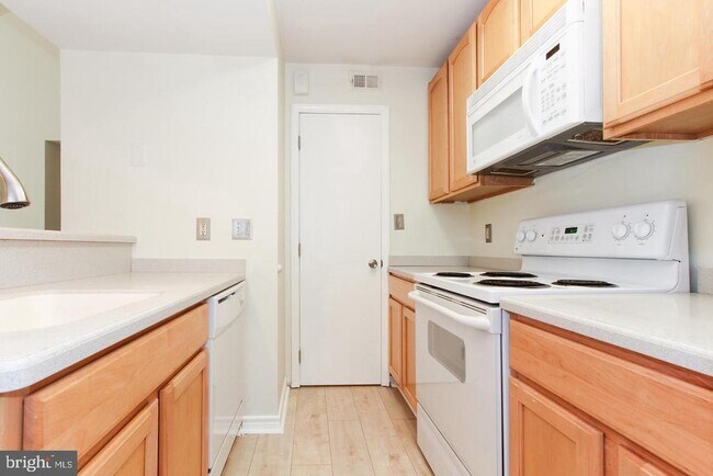 Building Photo - 3916 Penderview Dr