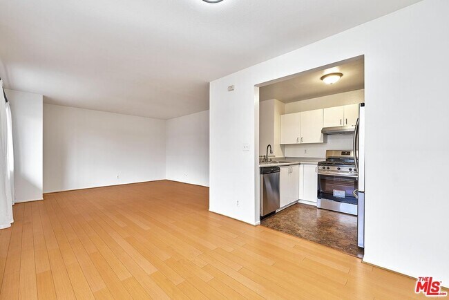 Building Photo - 326 S Manhattan Pl