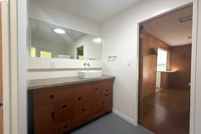 Building Photo - 25 Sunset Dr