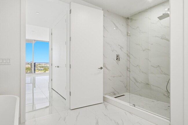 Building Photo - 220 Lake Shore Dr