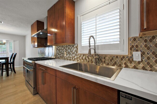 Building Photo - 15815 Baytree Dr