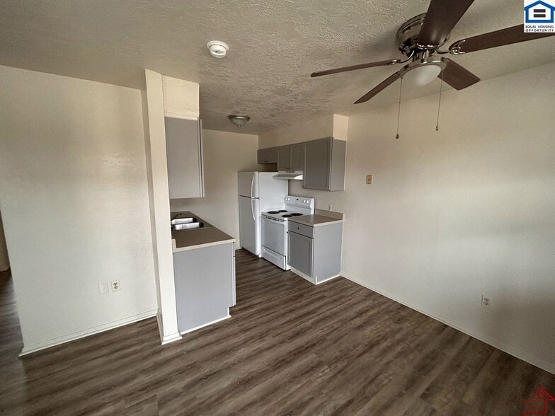 Building Photo - 1502 NW Kingsbury Ave