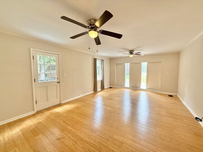 Building Photo - **OFFERING RENT PROMOTION FOR FIRST 6 MONT...