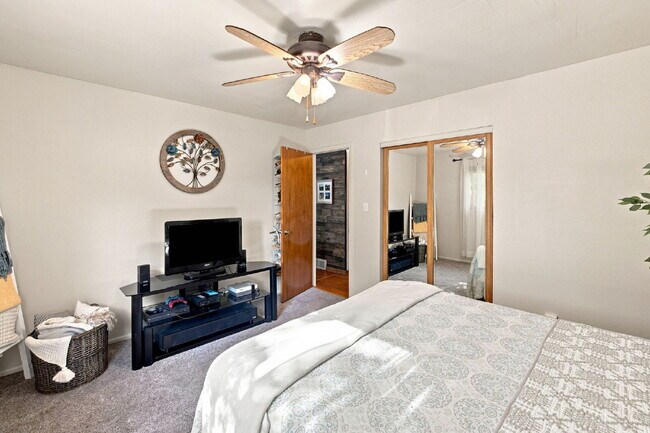 Building Photo - Beautiful 4BED/2BA Tri-Level Home in Widefield Country Club Heights