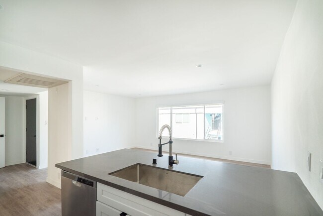 Interior Photo - 3168 Wabash Ave