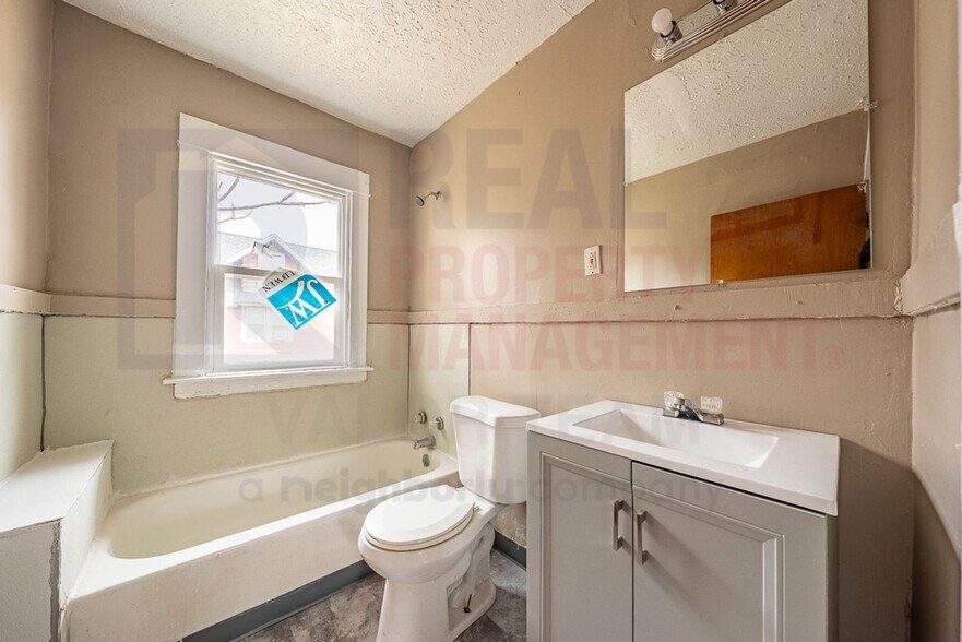 Building Photo - 14001 Idarose Ave