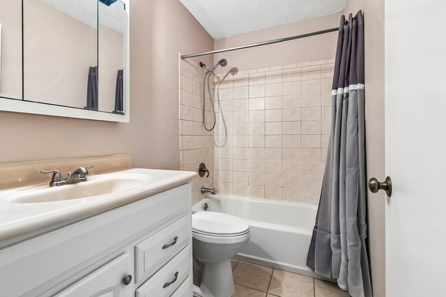 Building Photo - 1501 Somerset Pl