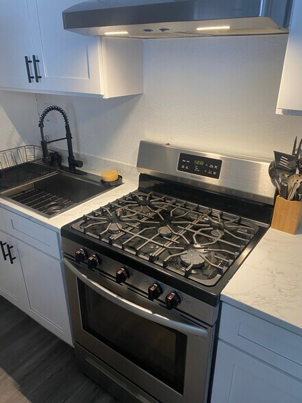 Building Photo - 5415 Buena Vista St