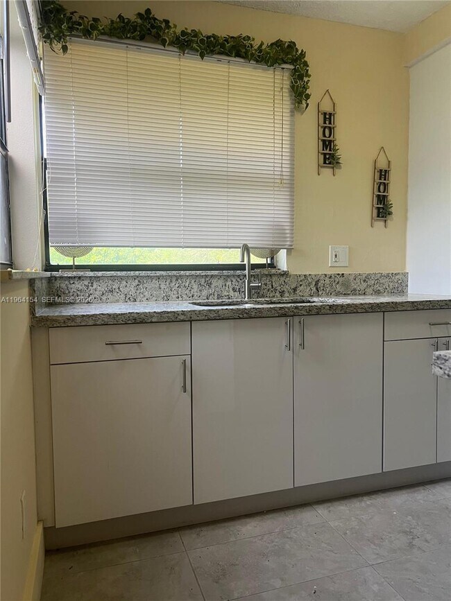 Building Photo - 805 N Franklin Ave