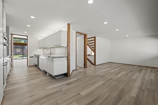 Building Photo - 709 Ann St