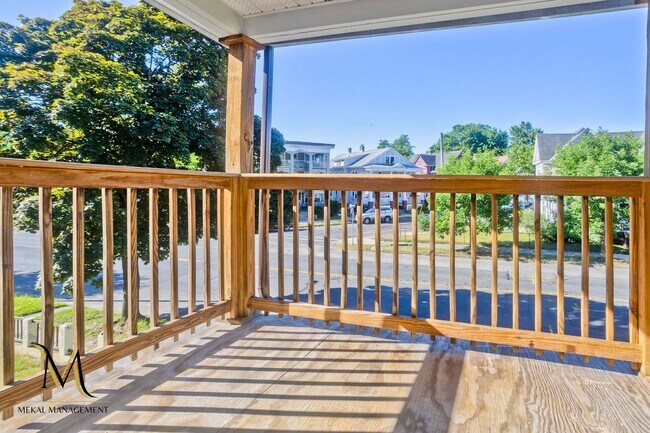 Building Photo - Single Family Home just minutes away from E. Longmeadow!