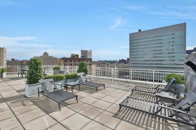 Building Photo - 5 Renaissance Square