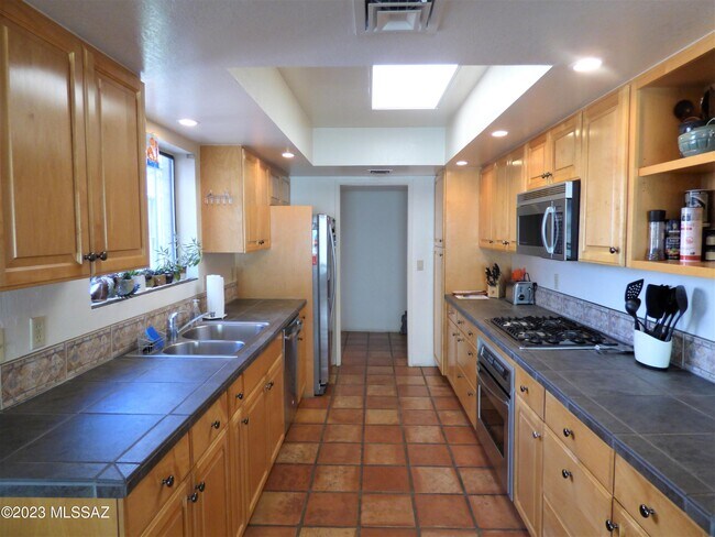 Building Photo - 5300 N Montezuma Trail