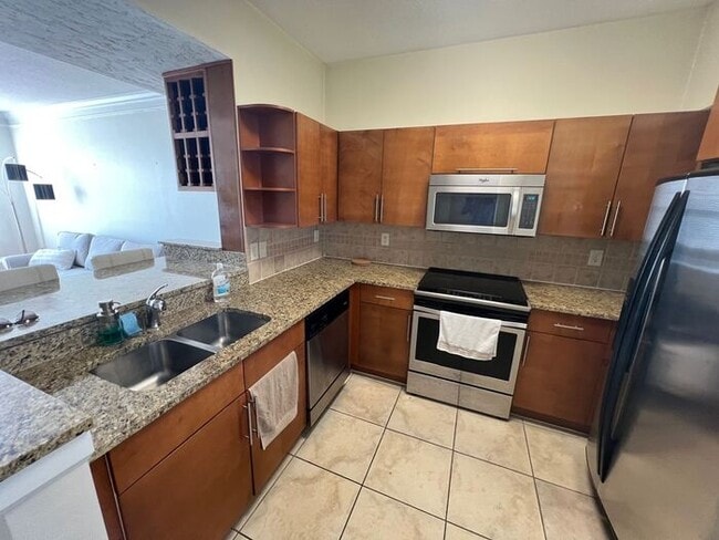 Building Photo - 1BR Condo w/ Lake View + Covered Parking in Town Center