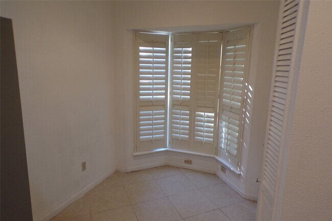 Building Photo - 712 Augusta Dr