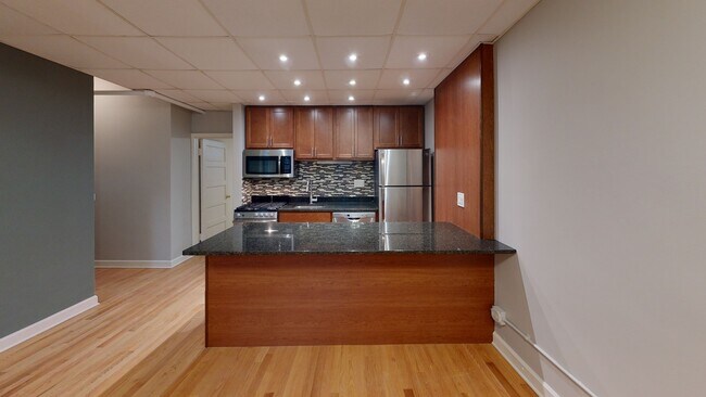 Building Photo - 1824 N Lincoln Park W