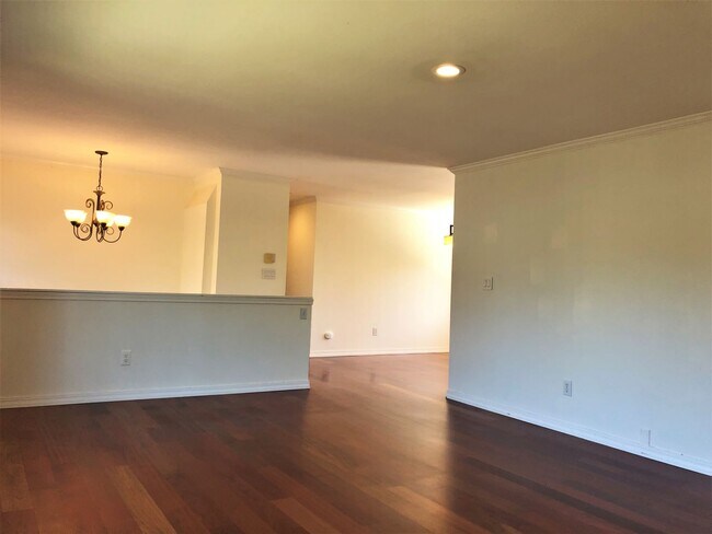 Building Photo - Fantastic Kirkland Home Available with Lar...