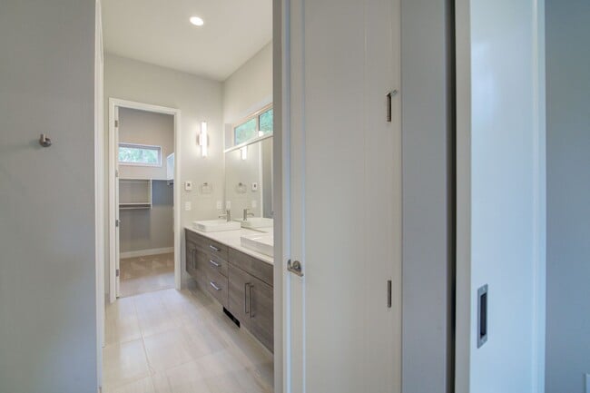 Building Photo - 4Bd/3Ba Bellevue Townhouse