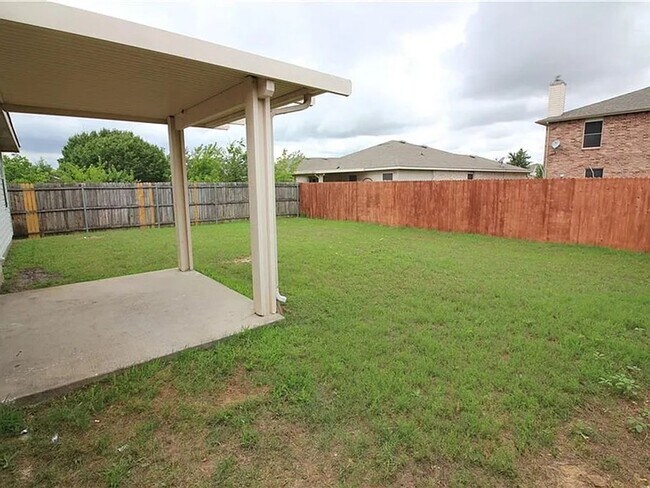 Building Photo - 3 Bedroom 2 bath home!